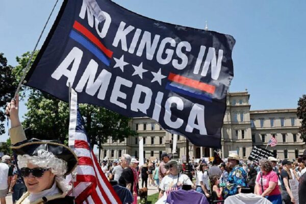 SHBA në valë protestash kundër presidentit, Trump feston me parada ushtarake në Uashington
