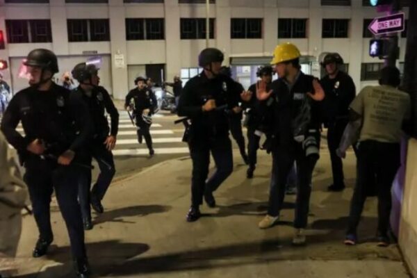 Policia bën ‘arrestime masive’ gjatë ‘orës policore’ në Los Angeles