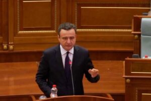 Kurti fton deputetët t’ia votojnë Qeverinë për interes të shtetit